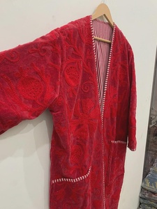 ชุดคลุมยาวกำมะหยี่สีแดงปักลายซูซานีสุดหรู ทำด้วยมือ พร้อมซับในลายทางแบบกลับด้านได้ และเข็มขัดเข้าชุด - Product Image 3