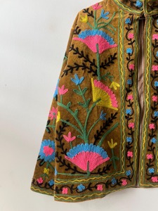 Poncho Bohème Brodé Floral à Col Mandarin et Manches Longues pour Femme – Vêtement d'extérieur Hiver en Coton Écologique Suzani - Product Image 6
