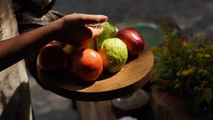 Plateau de service écologique en bois d'acacia, grand format, poli, avec compartiments, résistant au lave-vaisselle, idéal pour fêtes, idéal pour chips, sauces, fromages et desserts - Product Image 6