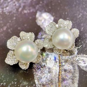 Pendientes de Plata de Ley S925 de la Serie Mariposa Revisada de Graaf con Perla Redonda Impecable de 8.5-9 mm - Product Image 1