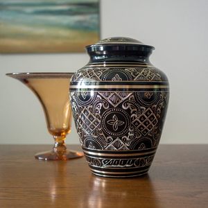 Urne funéraire en laiton noir OEM en gros pour cendres humaines, taille adulte, avec couvercle sécurisé pour commémoration et inhumation - Product Image 3