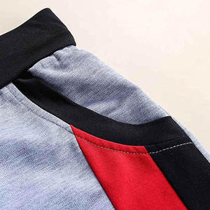 Shorts Bermuda Homme Gris à Rayures Latérales Rouges, Taille Mi-Haute, en Polyester Tricoté Respirant, Style Décontracté et Sportif - Product Image 3