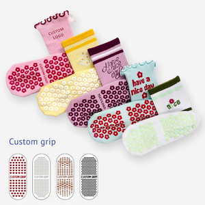 Chaussettes de Pilates pour femmes de haute qualité personnalisées, broderie de logo, chaussettes antidérapantes, coton de qualité supérieure, vêtements de sport pour reformer le Pilates - Product Image 1