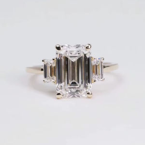 Bague de fiançailles en or jaune 18K/14K/10K avec diamant de laboratoire taille émeraude de luxe VVS Diam 3.00 Ct, 3 pierres, solitaire, bijoux de mariée - Product Image 1