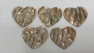 Piezas de Concha de Abulón Natural en Forma de Corazón, Acabado Iridiscente de Madreperla para Joyería con Temática de Amor, Manualidades y Decoración del Hogar - Product Image 4