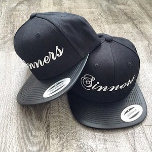 หมวกแก๊ป Snapback สีดำ ผ้าฝ้าย ปักลายตัวอักษร ดีไซน์ Unisex ปรับขนาดได้ 6 แผง สไตล์สตรีท - Product Image 1