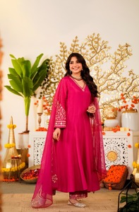Tenue de fête indienne pour femmes, en viscose et soie Chanderi, avec broderies de sequins, comprenant un haut, un bas et un dupatta brodé en organza. - Product Image 1