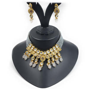 Ensemble de collier plaqué or 24 carats avec pierres Kundan et perles NS496 GRIS pour occasions de mariage et bijoux raffinés - Product Image 1