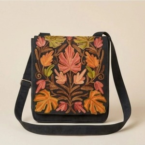 Sac messager brodé au point Crewel du Cachemire — Daim noir avec motif feuille de Chinar d'automne - Product Image 5