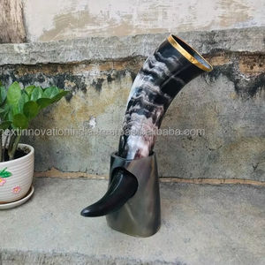 Tasse en corne de Viking faite à la main, récipient à café poli de meilleure qualité avec une base en bois élégante, décoration de vaisselle artisanale naturelle - Product Image 2