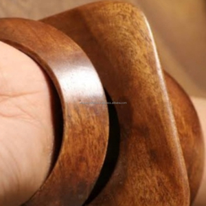 Bracelets en bois de manguier naturel avec finition mate lisse Bijoux contemporains faits à la main Idéal pour les commandes en boutique et à l'exportation - Product Image 1