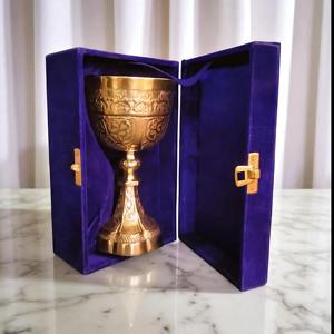 Calice en laiton gravé, gobelet à vin vintage avec boîte en velours bleu, coupe à vin de communion avec motif royal en relief, décoration d'intérieur - Product Image 2
