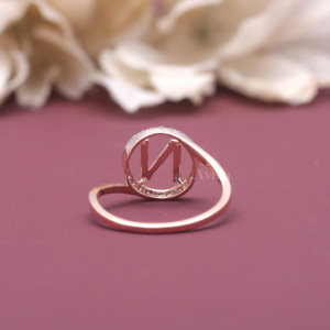 Bague en or rose/blanc et jaune 14 carats avec lettre initiale N sertie d'un diamant rond cultivé en laboratoire certifié IGI, bague personnalisée avec diamant alphabet - Product Image 6