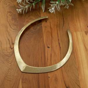 Collier ras du cou en laiton fait main en forme de V, finition or brossé, minimaliste, vente en gros - Product Image 4