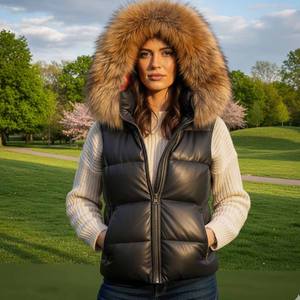 Chaleco de Cuero Acolchado para Mujer con Capucha de Piel de Zorro, Cierre de Cremallera, Relleno de Algodón, Resistente al Viento y Transpirable - Product Image 1