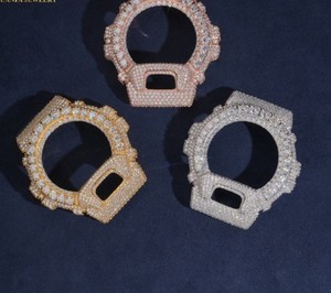 Montre personnalisée de style contemporain avec lunette et boîtier en acier, finition douce et entièrement sertie de pierres. - Product Image 3