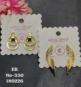 Boucles d'oreilles clous en acier inoxydable plaqué or de qualité supérieure avec diamants américains |   Bijoux tendance élégants au design géométrique pour femmes - Product Image 4