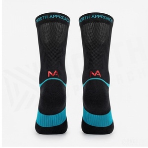 Chaussettes de sport respirantes bleues à motif géométrique pour adultes – Collection Printemps - Product Image 2