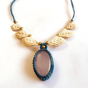 Collar de Macramé Hecho a Mano con Cuarzo Rosa, Hoja Blanca, Colgante de Piedra Preciosa Estilo Boho, Cordón Ajustable, Joyería de Cristal Curativo, Regalo Unisex - Product Image 1
