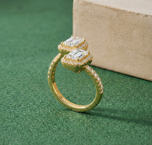 Bague personnalisée en diamant de laboratoire taille brillant émeraude 2,40 carats, or 14 carats, légère, unique, moderne, bijoux de mariage pour elle - Product Image 1