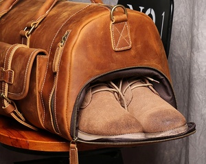 Sac de voyage week-end en cuir écologique avec bandoulière réglable et fermeture éclair pour costumes et robes - Product Image 3
