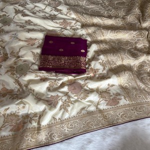 Sari de Seda VASTRA COTTAGE Dola con Tejido Meenakari Zari, Pallu Zari y Blusa con Contraste en el Borde, Sari de Diseño Elegante - Product Image 5