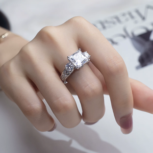 Elegante Joyería de Oro Sólido de 14K, Anillo de Compromiso con Diamante de Laboratorio de 5 Quilates con Corte Princesa, Estilo Lujoso - Product Image 3