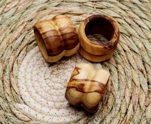 Anneaux de serviette en bois poli faits à la main de qualité supérieure, style Wabi-Sabi, durables et écologiques, largeur 5 cm, pour mariage et fête - Product Image 1