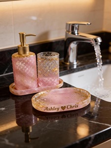 Juego de Baño Portátil Moderno de Tres Piezas de Resina Acrílica Azul Cielo de Lujo de ILAHI, Diseño Floral, Accesorios para el Hogar, Uttar Pradesh - Product Image 1