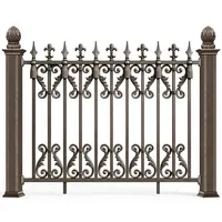 Clôture extérieure classique en fer forgé avec motif décoratif en spirale et poteaux à lanterne pour usage résidentiel