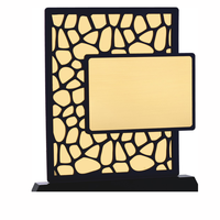 Trophée en bois personnalisé. Belle plaque en bois avec gravure personnalisée pour récompenses de réussite et de reconnaissance.