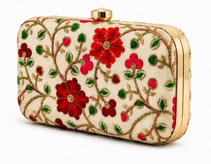 Elegante bolso de mano bordado con flores rojas y hojas verdes, bolso de noche para mujer, ideal para bodas. - Product Image 3