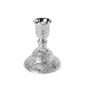 Ensemble de 2 élégants chandeliers gravés, supports à bougies modernes en métal doré pour la décoration de table de mariage - Product Image 2