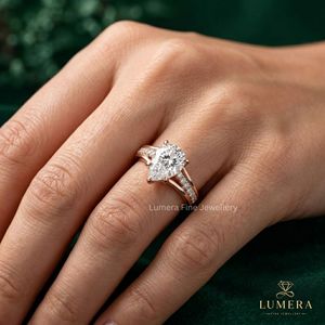 Elegante Anillo de Compromiso con Diamante Cultivado en Laboratorio en Forma de Pera, Oro, Seis Puntas, Corte en V, Banda de Amor Eterno - Product Image 1