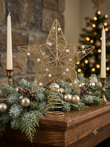 Adorno de árbol de Navidad con forma de estrella de perlas y alambre dorado, con base en espiral y detalles brillantes. - Product Image 2
