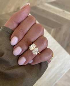 Anillo de compromiso Toi et Moi con 3 diamantes cultivados en laboratorio, ovalados y en forma de pera, anillo de diamantes Toi et Moi en oro de 14k, certificado por IGI. - Product Image 2
