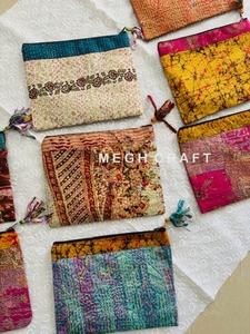 Pochette vintage en soie Kantha brodée avec des pompons, pochette écologique faite à la main avec fermeture éclair pour pièces de monnaie, cartes, téléphone et maquillage - Product Image 6