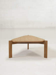 Mesa de Centro Triangular Estilo Pierre Jeanneret, Madera Sólida Hecha a Mano, Mesa Baja para Sala de Estar y Lounge de Hotel de Lujo, Venta al Por Mayor - Product Image 6