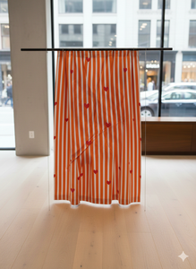 Tissu en coton tissé léger, absorbant l'humidité, respirant, biologique, écologique, imprimé de motifs de cœurs de couleur orange indienne. - Product Image 3