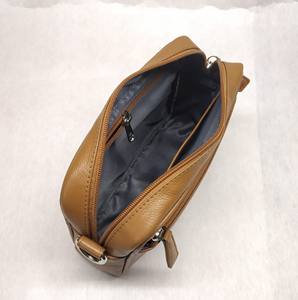 Fabricant indien leader de sacs à bandoulière en cuir pour hommes, sacs à main pour téléphone, trousse de maquillage, export en gros, design personnalisé - Product Image 4