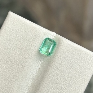 มรกตธรรมชาติจากแซมเบีย 0.53 กะรัต สีเขียวเข้มทรงสเต็ปคัท พลอยแท้สำหรับแหวนสั่งทำ จี้ และเครื่องประดับชั้นดี - Product Image 3