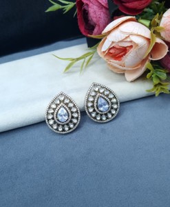 Boucles d'oreilles clous en Kundan plaqué or antique motif goutte d'eau, boucles d'oreilles clous de luxe en pierre précieuse en forme de poire, boucles d'oreilles clous en pierre en forme de larme - Product Image 6