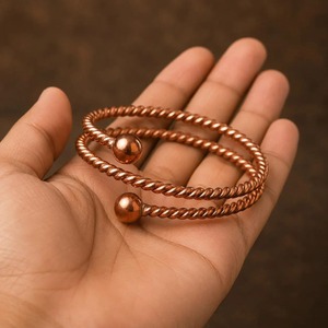 Ensemble de bracelets en cuivre faits main, unisexes, tendance et élégants, pour femmes, idéal pour les fiançailles, les mariages et les fêtes. - Product Image 2