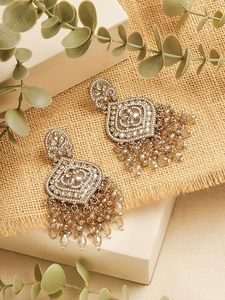 Joyería étnica india de zirconio Kundan Tikka con perlas, chapado en oro de alta calidad, hecha a mano para bodas y fiestas. - Product Image 5