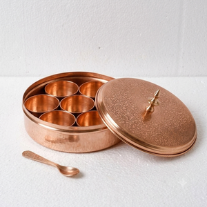 Caja de Masala de Cobre Martillado Hecha a Mano con 7 Recipientes para Especias y Cuchara, Dabba Grabada para Almacenamiento de Especias Indias, Venta al por Mayor OEM - Product Image 2
