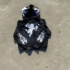 Conjunto de Sudadera de Forro Polar con Cuello Redondo Negro para Hombre, con Estampado de Letras Blancas y Diseño de Llama, Estilo Urbano, Corte Regular, Ropa de Invierno con Bolsillo - Product Image 3
