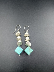 Boucles d'oreilles pendantes bohèmes Amaira Jewels, perles carrées turquoise, imitation perle, laiton plaqué or, bijoux pour femmes, style vintage - Product Image 2