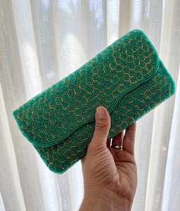 Sac à main rectangulaire vert en coton brodé à la main avec fermeture éclair et motif floral pour les occasions festives - Product Image 1