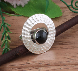 แหวนเงินแท้ประดับพลอยออนิกซ์ดำธรรมชาติทรงวินเทจแบบตอกลาย สำหรับผู้หญิง งานแฮนด์เมด เหมาะสำหรับงานแต่งงานและงานปาร์ตี้ - Product Image 3