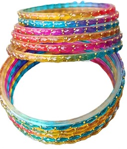 Bracelets en verre multicolores à finition brillante, bijoux élégants et traditionnels pour femmes et occasions festives, en vente - Product Image 2